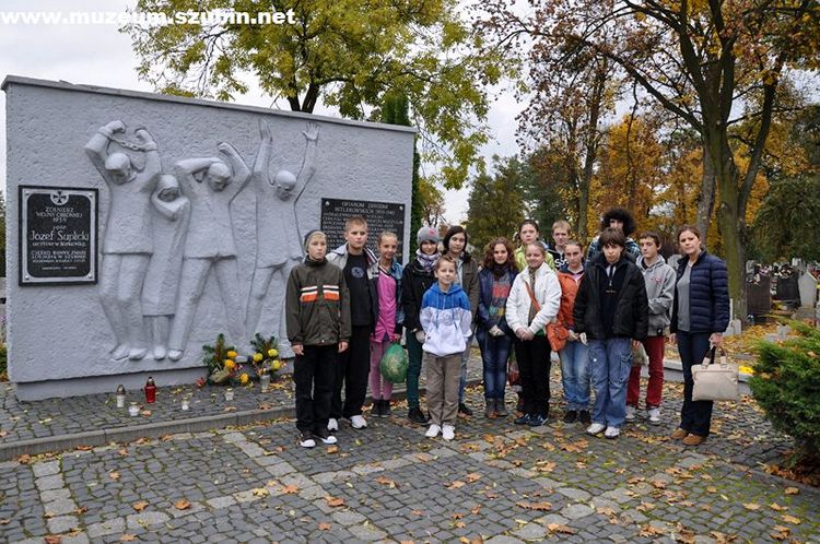 Uczniowie z jedynki szlakiem pamięci