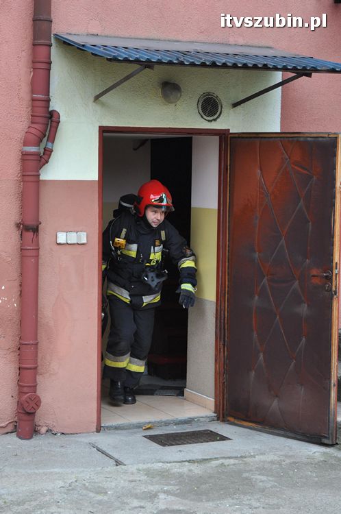 Spalił się fotel w budynku wielorodzinnym