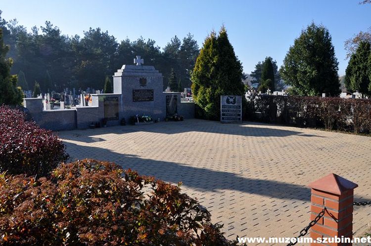 Wybrukowano płytę pomnika w Rynarzewie i zapłonęły znicze