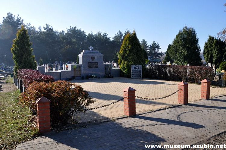 Wybrukowano płytę pomnika w Rynarzewie i zapłonęły znicze