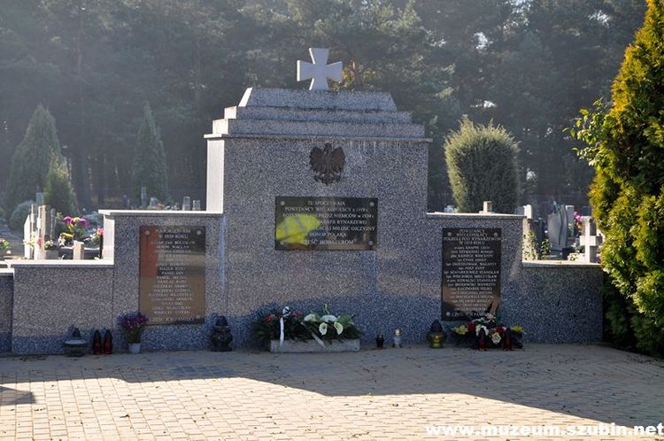 Wybrukowano płytę pomnika w Rynarzewie i zapłonęły znicze