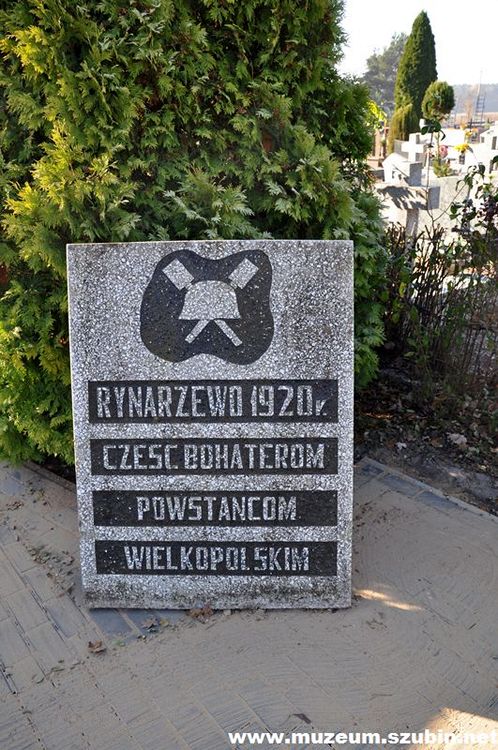 Wybrukowano płytę pomnika w Rynarzewie i zapłonęły znicze