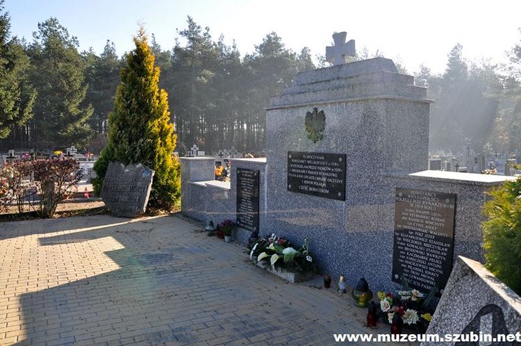 Wybrukowano płytę pomnika w Rynarzewie i zapłonęły znicze