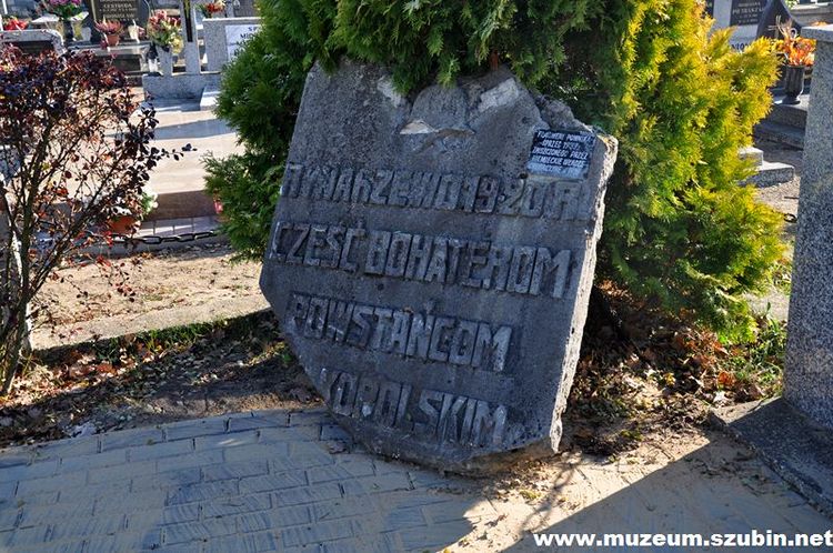 Wybrukowano płytę pomnika w Rynarzewie i zapłonęły znicze
