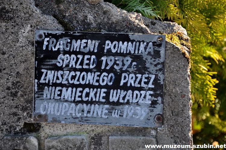 Wybrukowano płytę pomnika w Rynarzewie i zapłonęły znicze