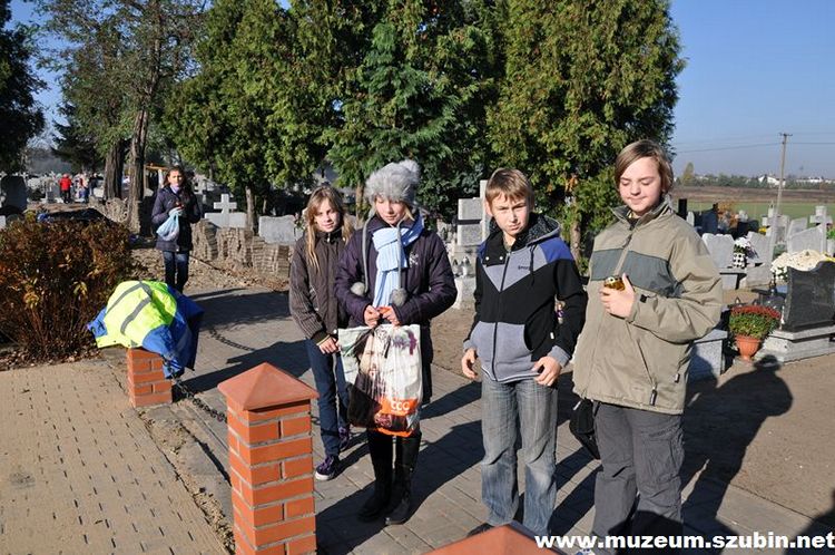 Wybrukowano płytę pomnika w Rynarzewie i zapłonęły znicze