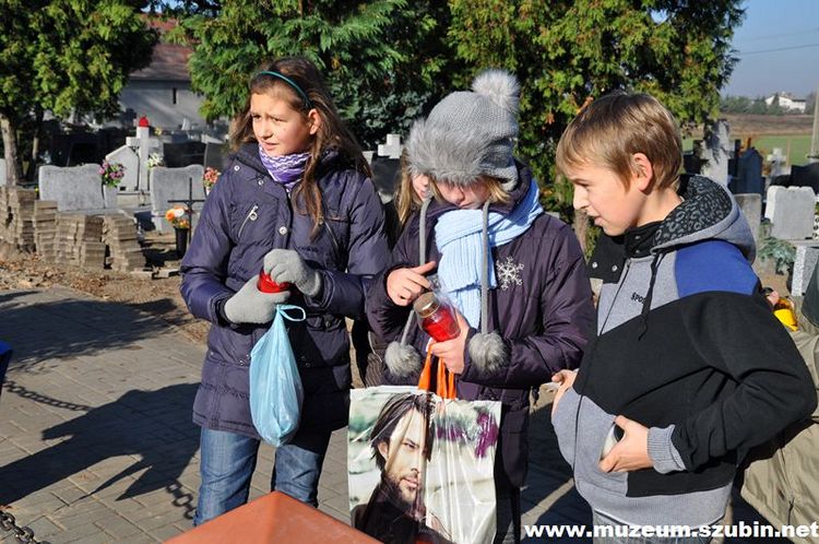 Wybrukowano płytę pomnika w Rynarzewie i zapłonęły znicze