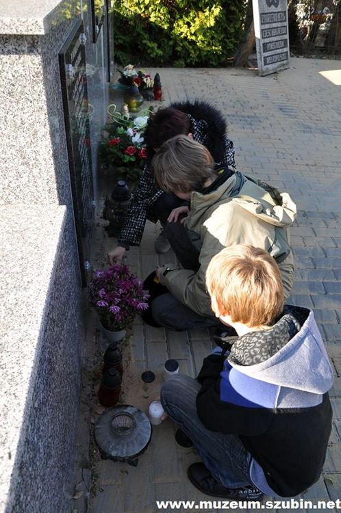 Wybrukowano płytę pomnika w Rynarzewie i zapłonęły znicze