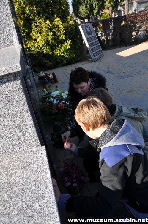 Wybrukowano płytę pomnika w Rynarzewie i zapłonęły znicze