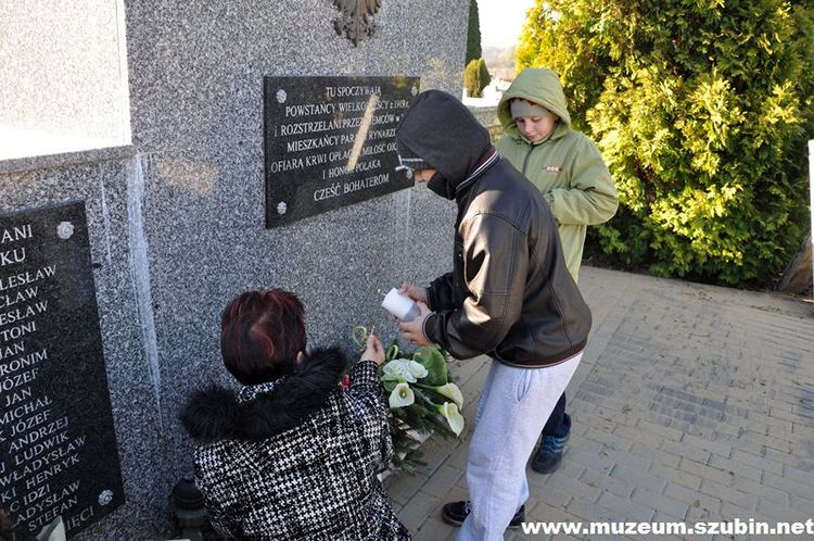 Wybrukowano płytę pomnika w Rynarzewie i zapłonęły znicze