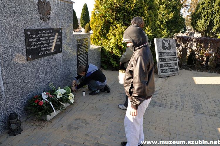 Wybrukowano płytę pomnika w Rynarzewie i zapłonęły znicze