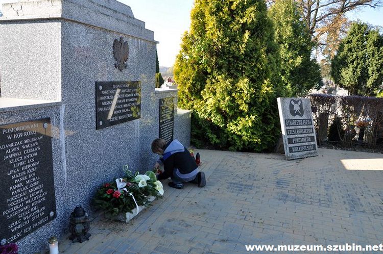Wybrukowano płytę pomnika w Rynarzewie i zapłonęły znicze