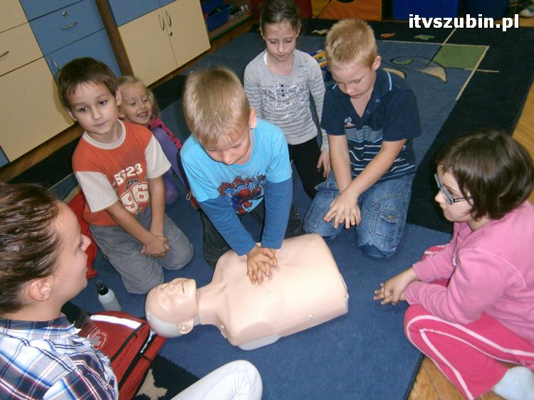 Szkolenie z udzielania pierwszej pomoc dla dzieci z szubińskiej dwójki