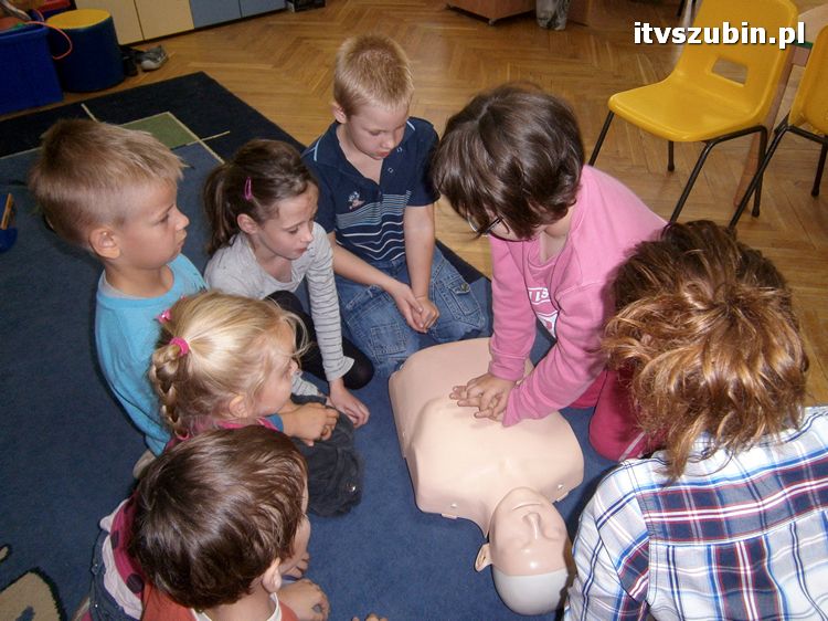 Szkolenie z udzielania pierwszej pomoc dla dzieci z szubińskiej dwójki