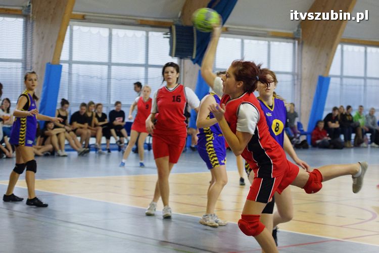 Dziewczęta z szubińskiego liceum mistrzyniami powiatu w piłce ręcznej