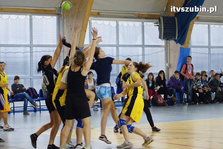 Dziewczęta z szubińskiego liceum mistrzyniami powiatu w piłce ręcznej