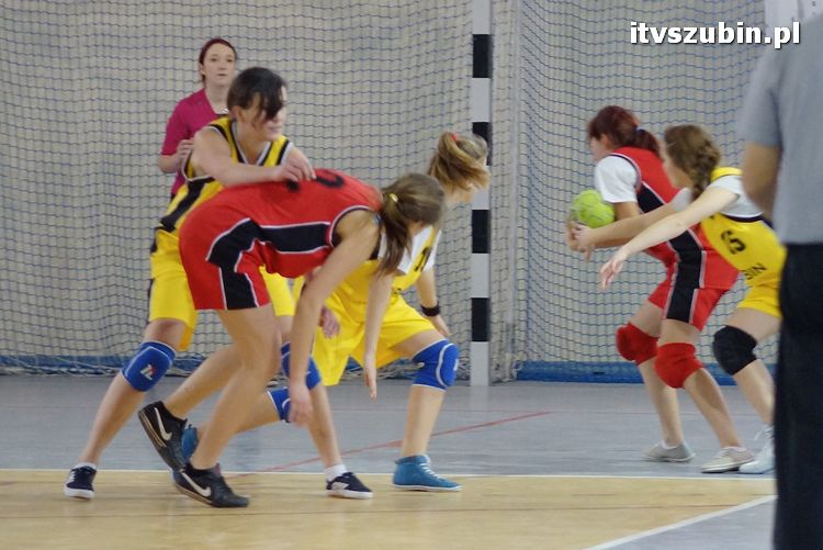Dziewczęta z szubińskiego liceum mistrzyniami powiatu w piłce ręcznej