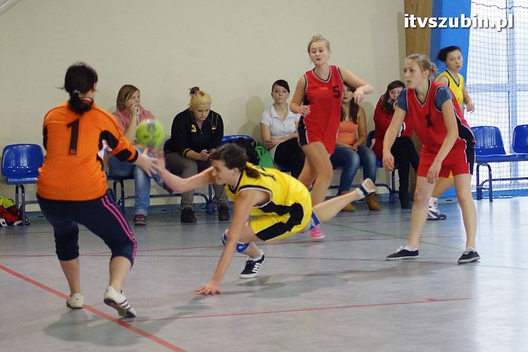 Dziewczęta z szubińskiego liceum mistrzyniami powiatu w piłce ręcznej