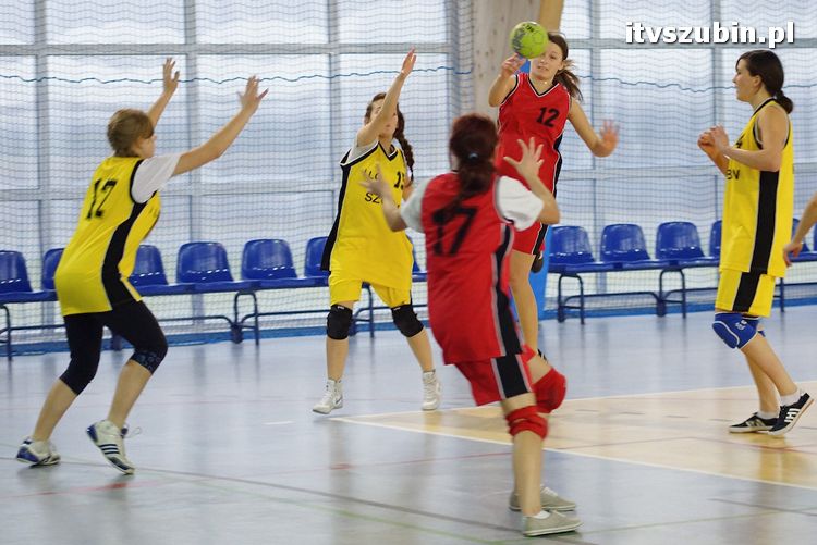 Dziewczęta z szubińskiego liceum mistrzyniami powiatu w piłce ręcznej