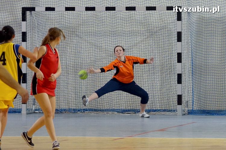 Dziewczęta z szubińskiego liceum mistrzyniami powiatu w piłce ręcznej