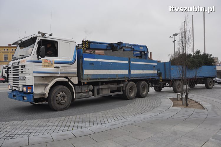 Kilkumetrowa choinka stanęła na szubińskim rynku