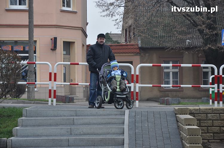 Kilkumetrowa choinka stanęła na szubińskim rynku