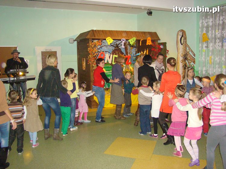 Andrzejkowe spotkanie, czyli magiczne, popołudnie dla rodziców i dzieci z Samorządowego Przedszkola nr 2 w Szubinie z grupy ?Biedronki?
