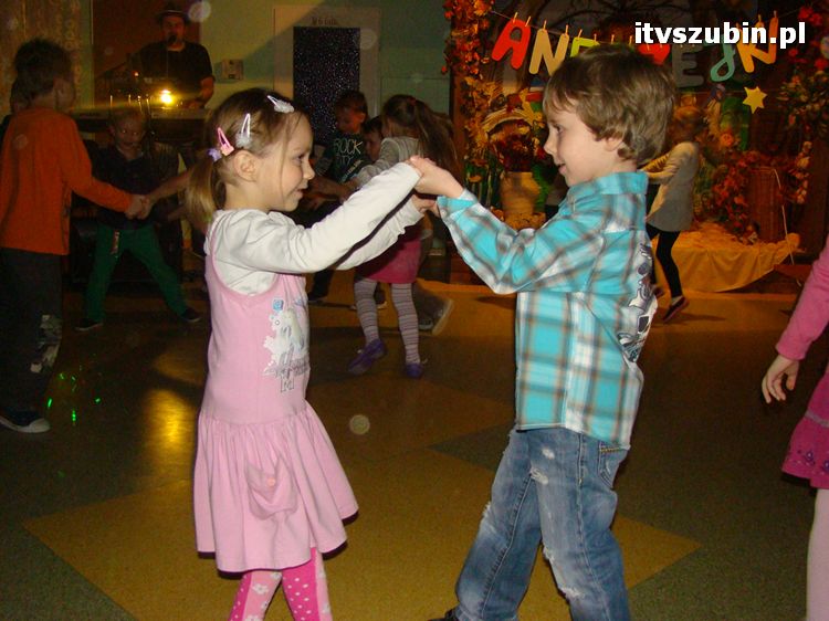 Andrzejkowe spotkanie, czyli magiczne, popołudnie dla rodziców i dzieci z Samorządowego Przedszkola nr 2 w Szubinie z grupy ?Biedronki?