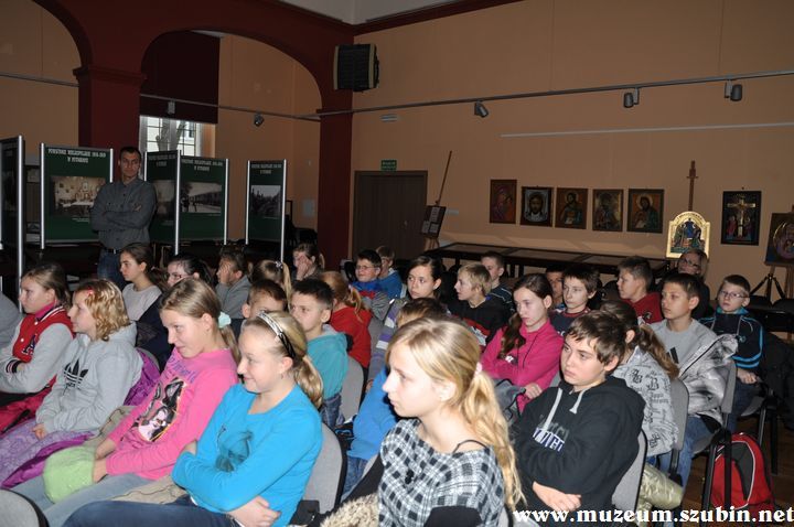 Uczniowie klasy VI z Turu w szubińskim muzeum