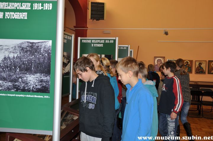Uczniowie klasy VI z Turu w szubińskim muzeum