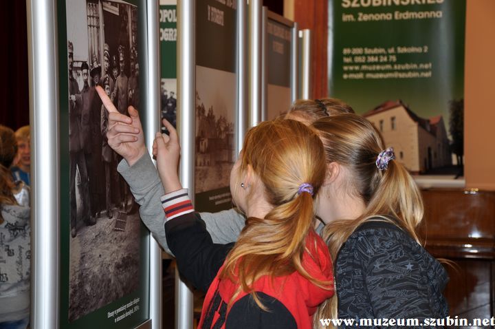 Uczniowie klasy VI z Turu w szubińskim muzeum