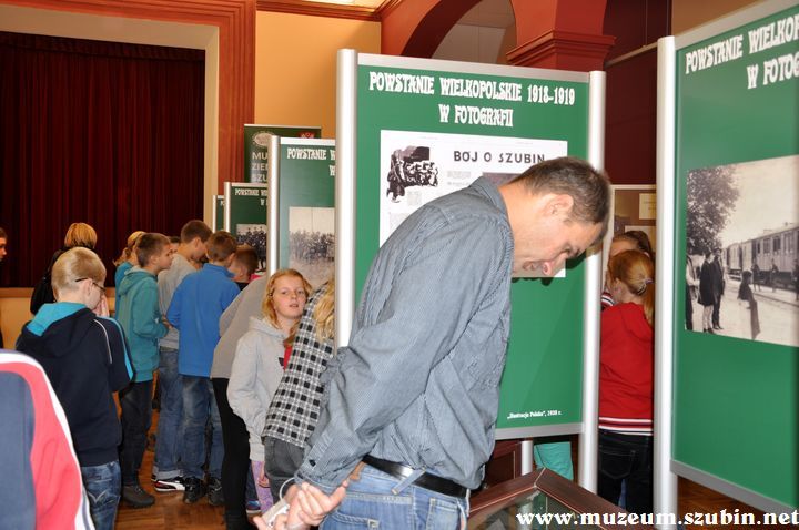 Uczniowie klasy VI z Turu w szubińskim muzeum