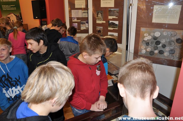 Uczniowie klasy VI z Turu w szubińskim muzeum