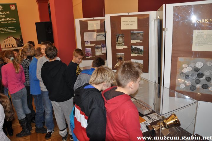 Uczniowie klasy VI z Turu w szubińskim muzeum