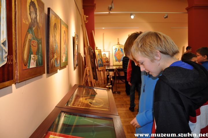 Uczniowie klasy VI z Turu w szubińskim muzeum