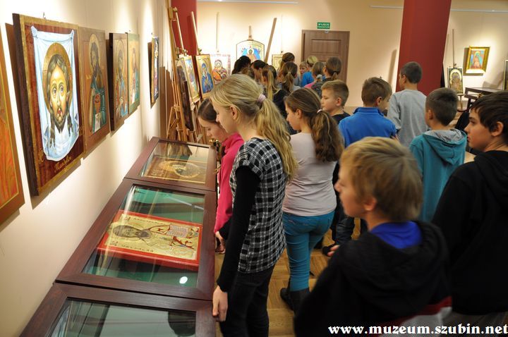 Uczniowie klasy VI z Turu w szubińskim muzeum