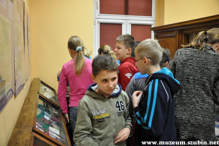 Uczniowie klasy VI z Turu w szubińskim muzeum