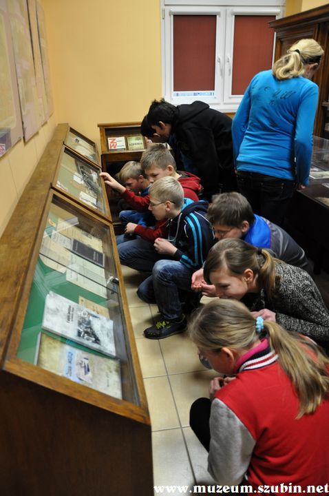 Uczniowie klasy VI z Turu w szubińskim muzeum