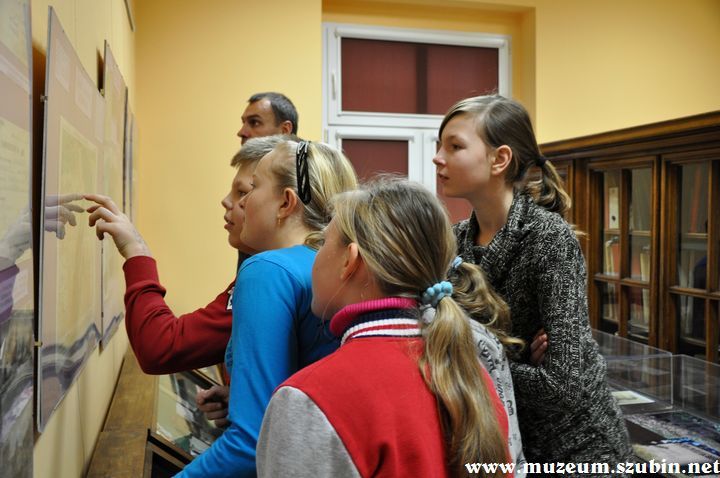 Uczniowie klasy VI z Turu w szubińskim muzeum