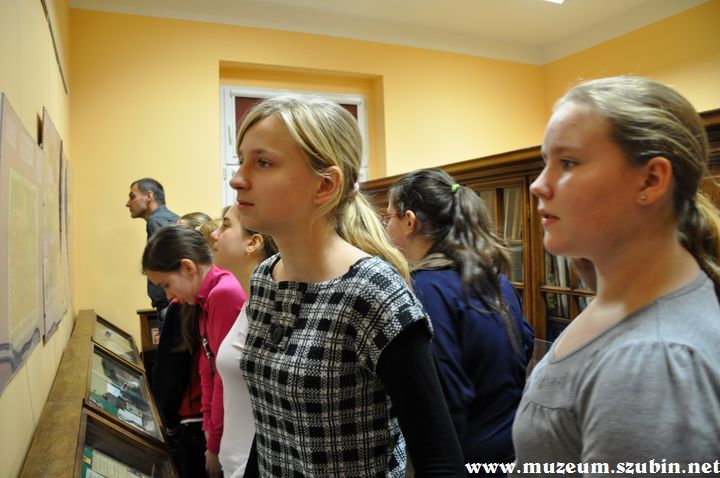 Uczniowie klasy VI z Turu w szubińskim muzeum