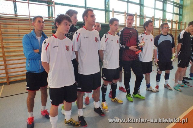 Mikołajkowy Turniej Piłki Nożnej w Żegludze z udziałem reprezentacji szubińskiego LO