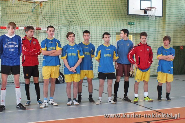 Mikołajkowy Turniej Piłki Nożnej w Żegludze z udziałem reprezentacji szubińskiego LO