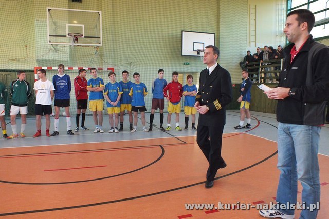 Mikołajkowy Turniej Piłki Nożnej w Żegludze z udziałem reprezentacji szubińskiego LO