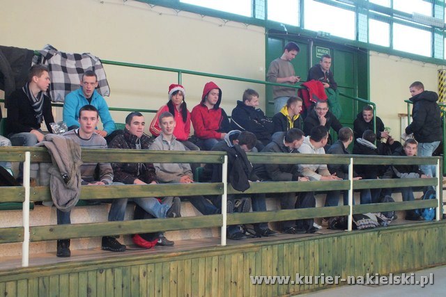 Mikołajkowy Turniej Piłki Nożnej w Żegludze z udziałem reprezentacji szubińskiego LO