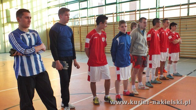 Mikołajkowy Turniej Piłki Nożnej w Żegludze z udziałem reprezentacji szubińskiego LO