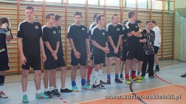 Mikołajkowy Turniej Piłki Nożnej w Żegludze z udziałem reprezentacji szubińskiego LO