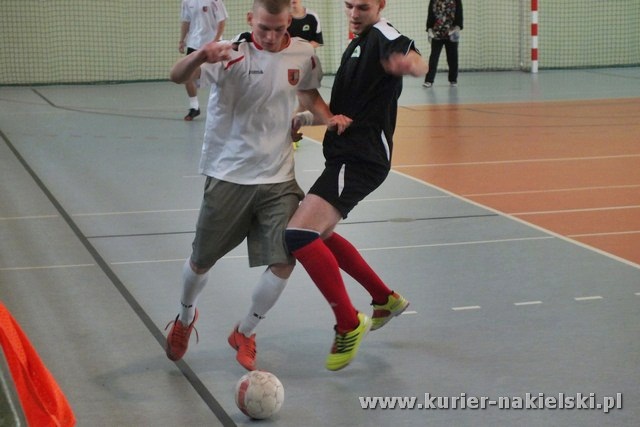 Mikołajkowy Turniej Piłki Nożnej w Żegludze z udziałem reprezentacji szubińskiego LO