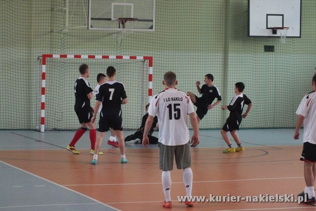 Mikołajkowy Turniej Piłki Nożnej w Żegludze z udziałem reprezentacji szubińskiego LO