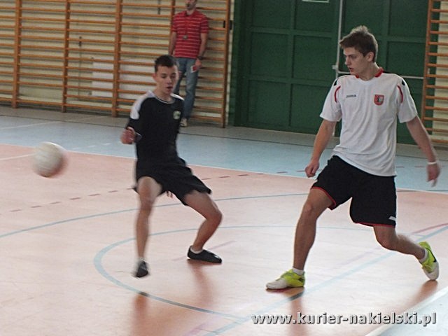 Mikołajkowy Turniej Piłki Nożnej w Żegludze z udziałem reprezentacji szubińskiego LO