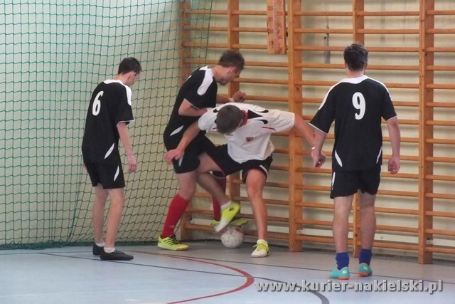 Mikołajkowy Turniej Piłki Nożnej w Żegludze z udziałem reprezentacji szubińskiego LO